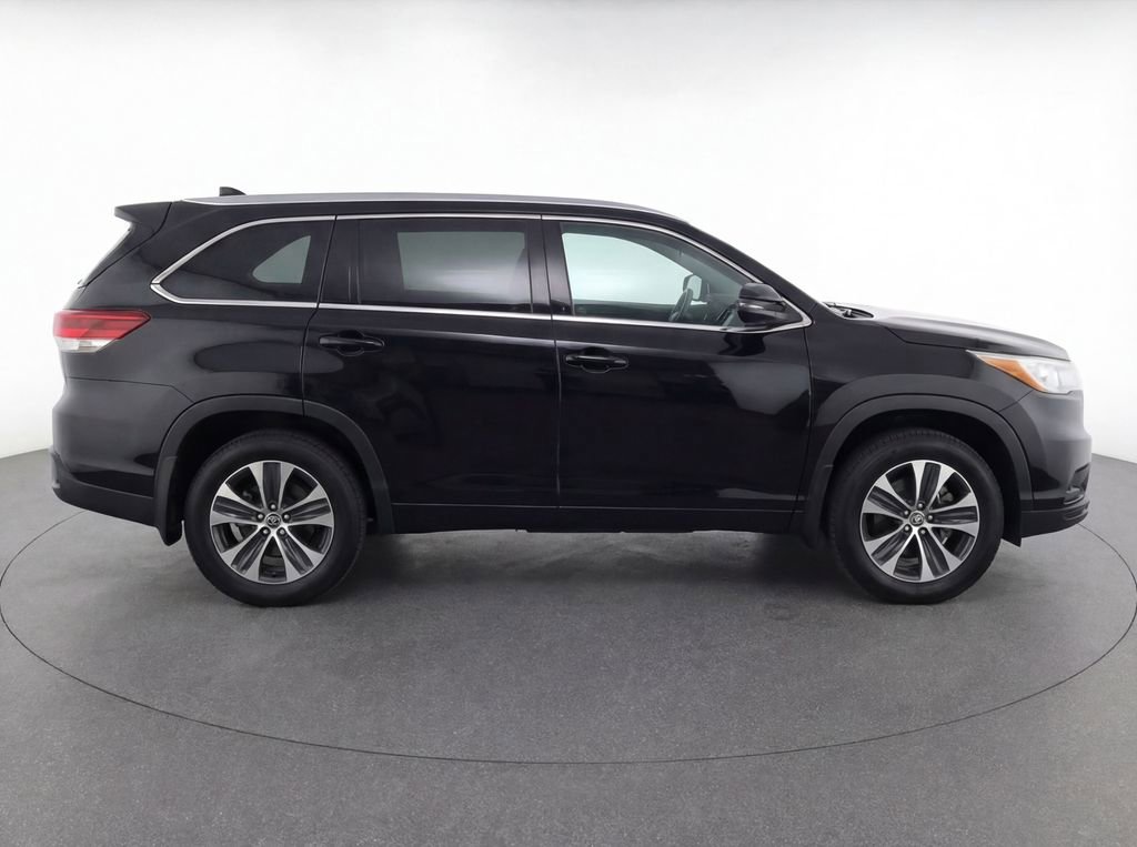 Used 2020 Toyota Highlander XLE FWD image 17
