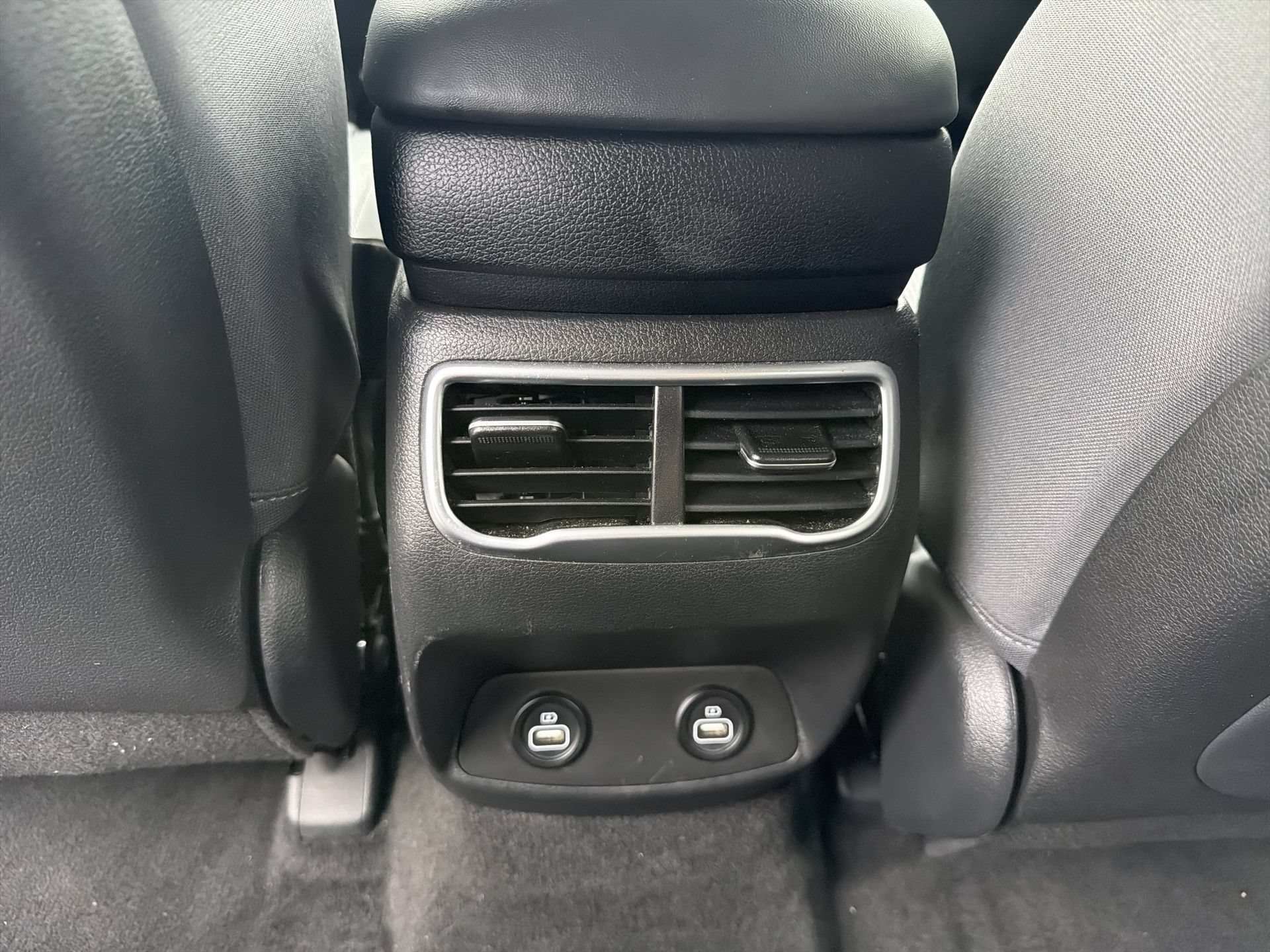 Used 2021 Hyundai Santa Fe SE FWD image 4