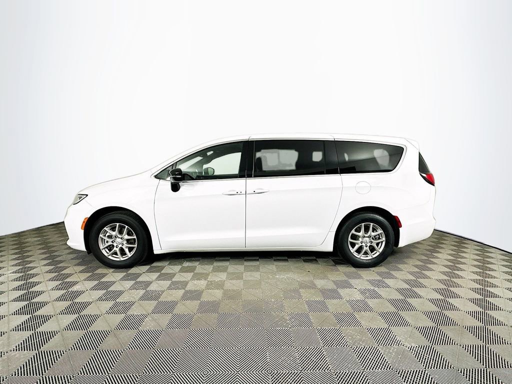 Certified 2025 Chrysler Pacifica Select image 6