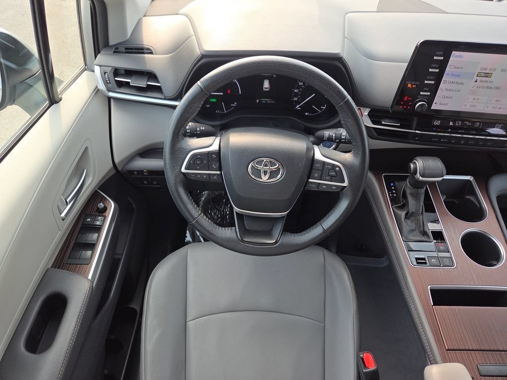 Used 2024 Toyota Sienna XLE FWD image 5