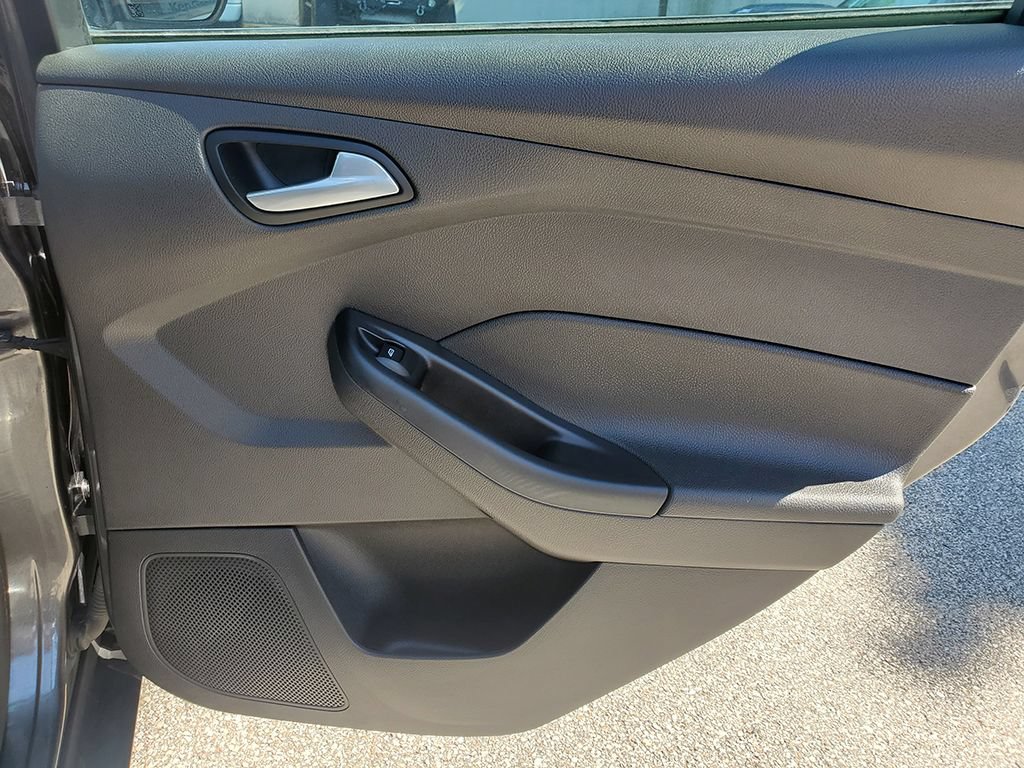Used 2015 Ford Focus SE w/ SE Cold Weather Package FWD image 18