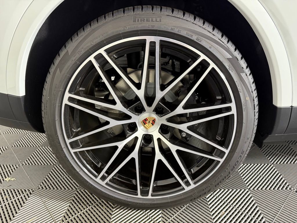 Certified 2025 Porsche Cayenne Coupe image 13