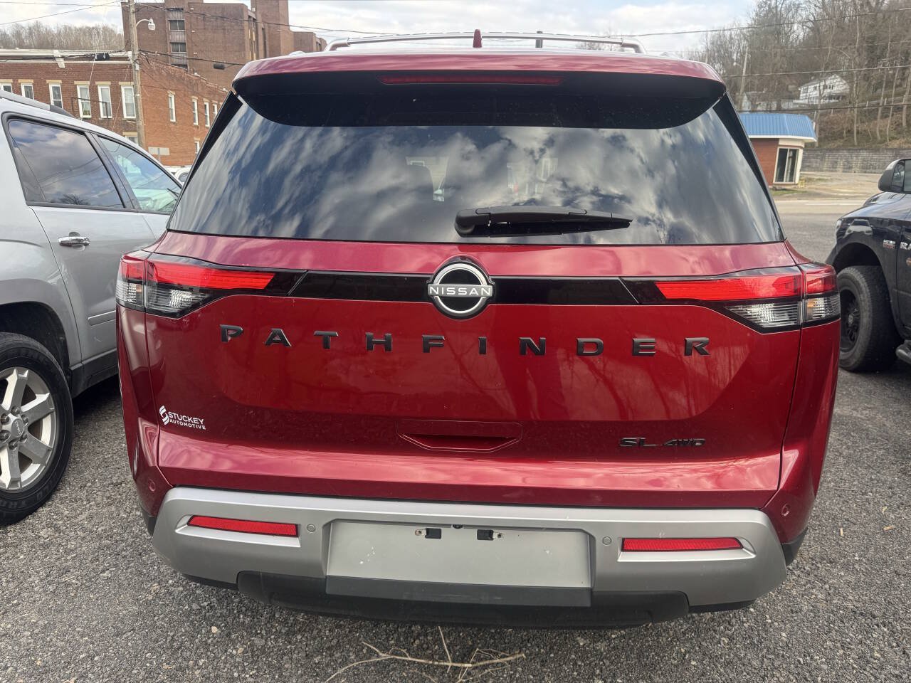 Used 2023 Nissan Pathfinder SL w/ Black Appearance Package AWD/4WD image 2
