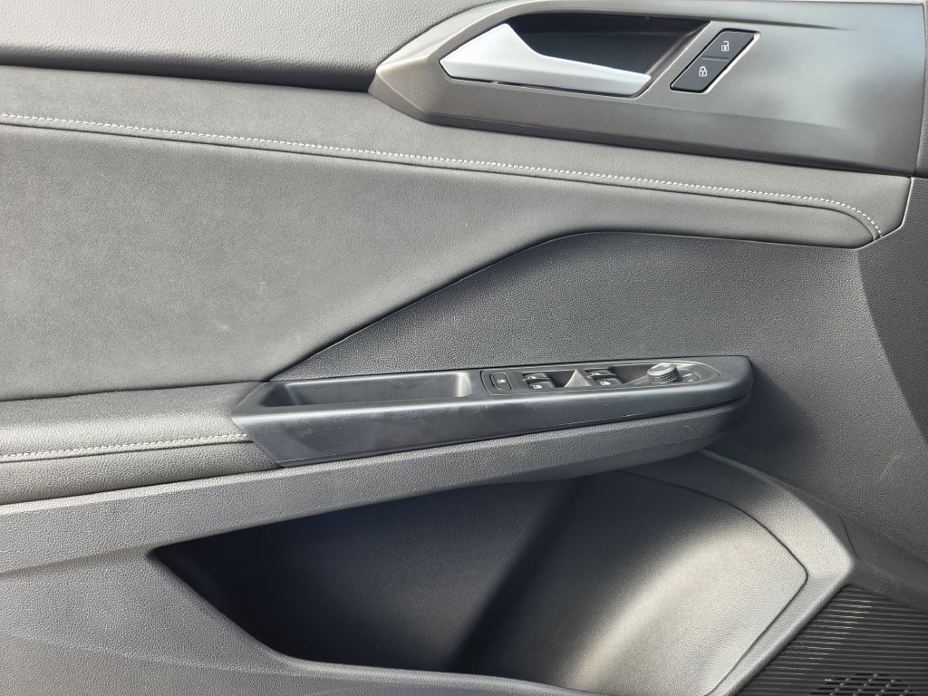 Certified 2025 Volkswagen Taos SE AWD/4WD image 19