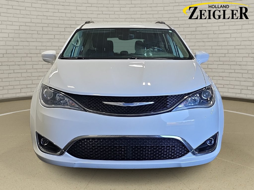 Used 2017 Chrysler Pacifica Touring-L w/ Tire & Wheel Group FWD image 2