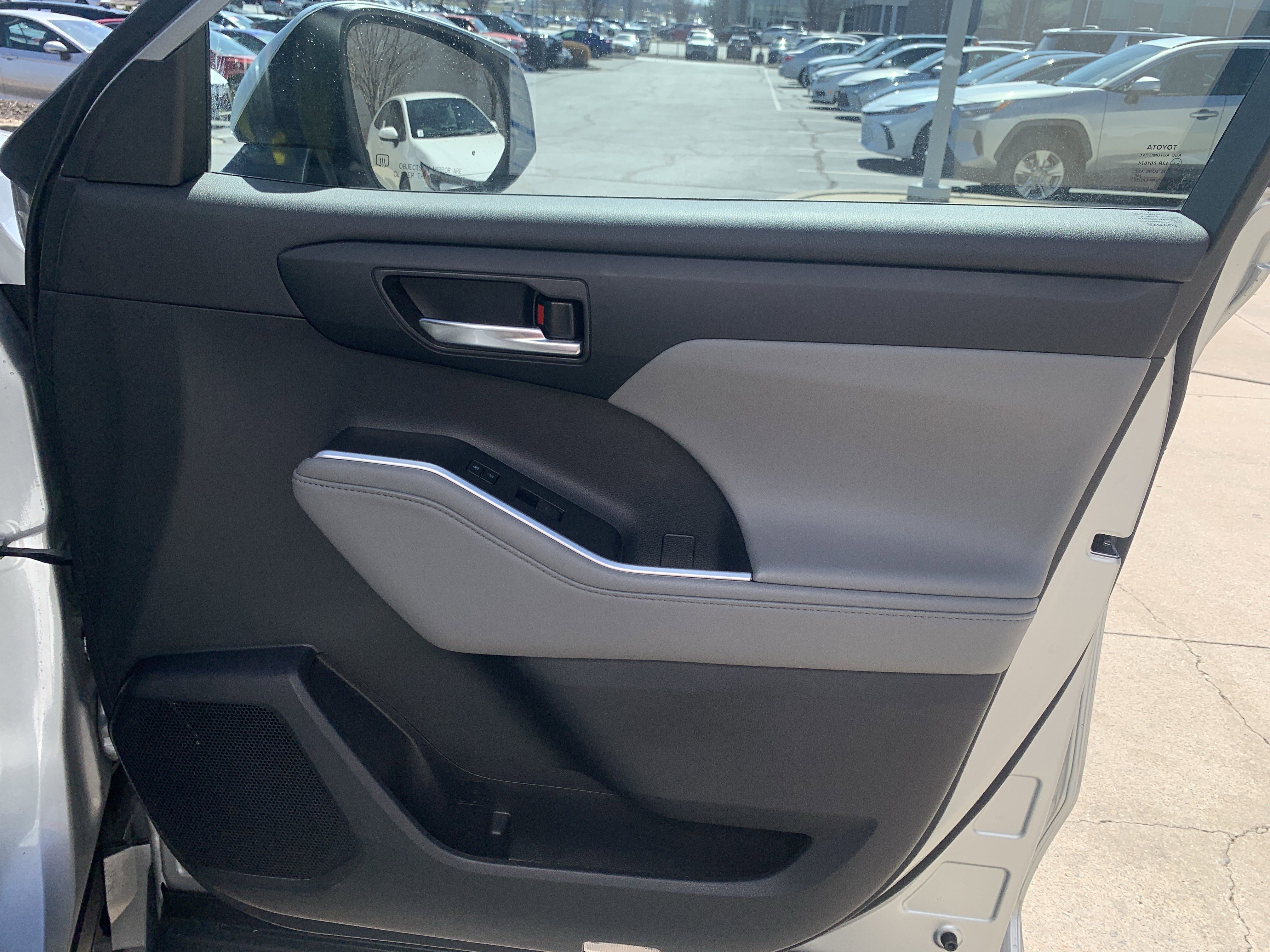 Used 2022 Toyota Highlander XLE image 28