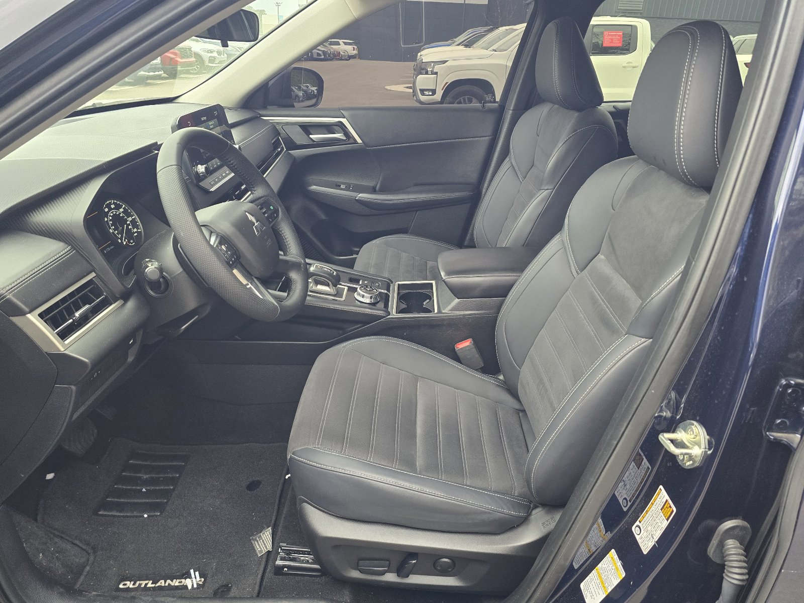 Used 2024 Mitsubishi Outlander SE AWD/4WD image 13