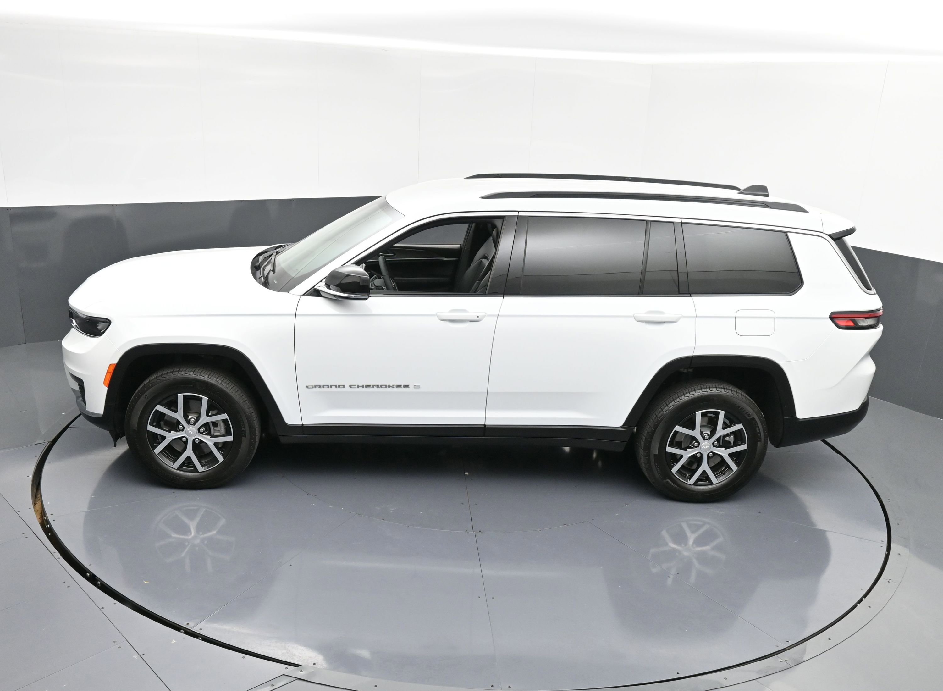 Used 2025 Jeep Grand Cherokee L Limited image 33