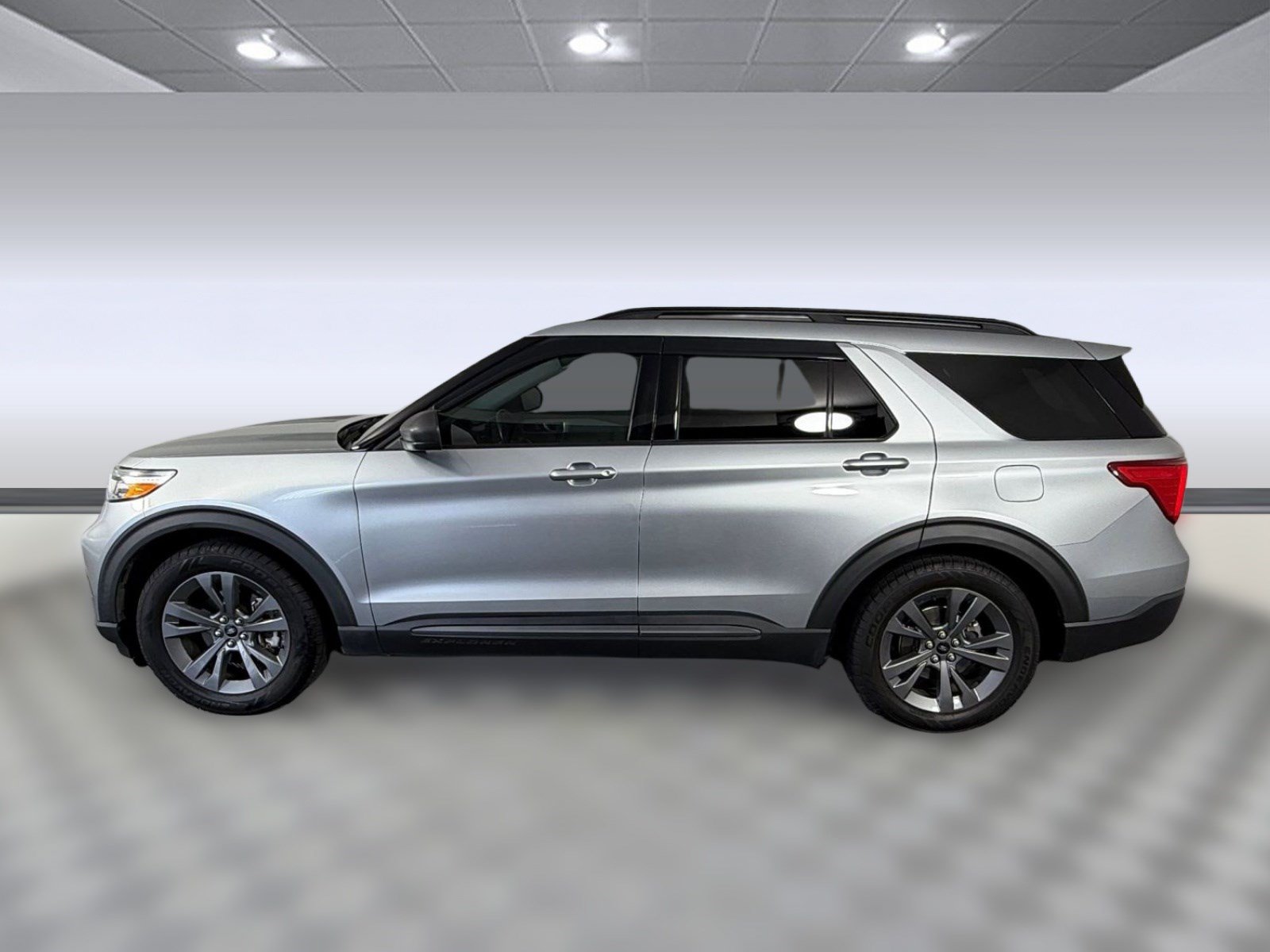 Used 2021 Ford Explorer XLT w/ Equipment Group 202A RWD image 2