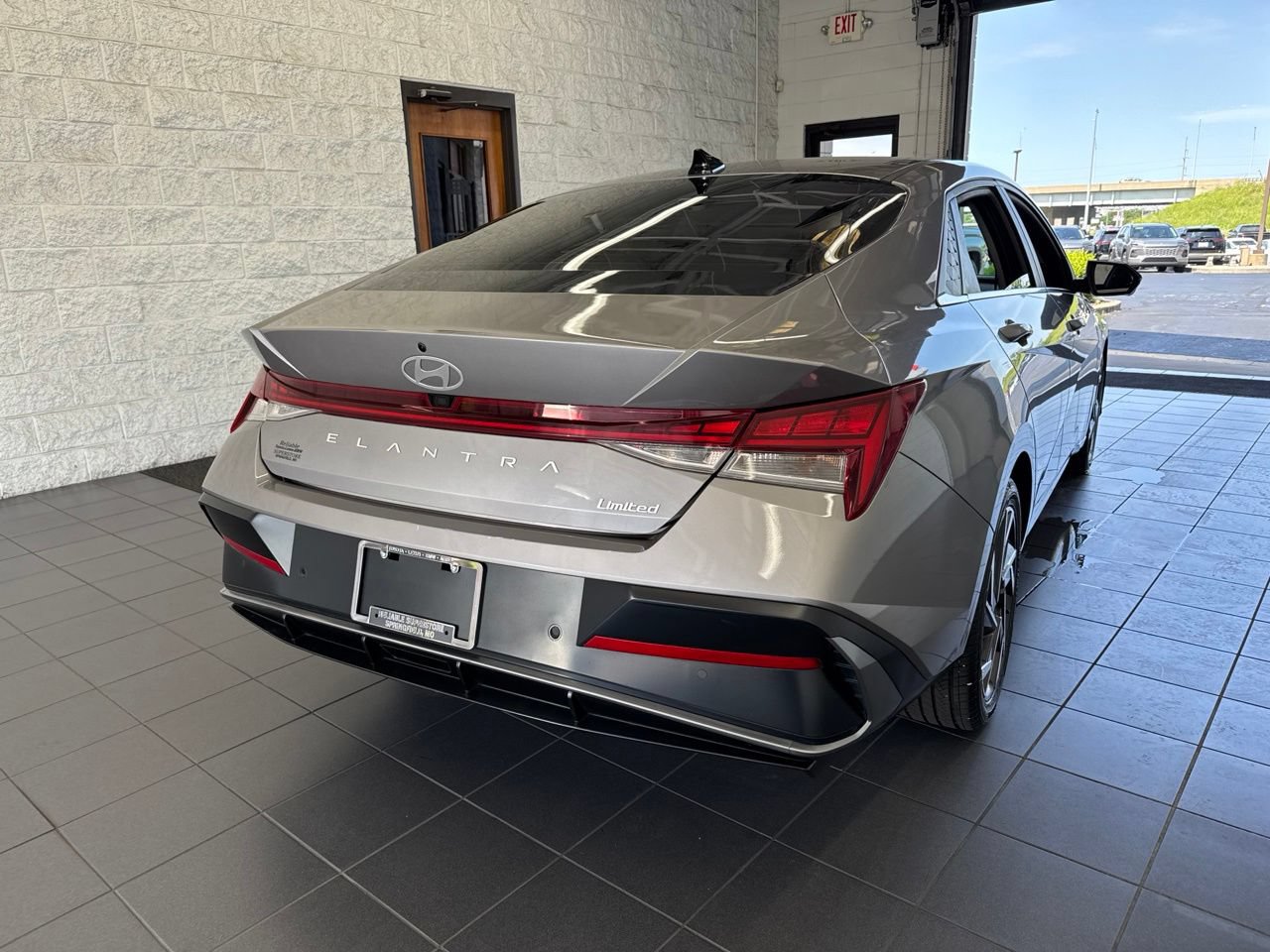 Used 2024 Hyundai Elantra Limited FWD image 7