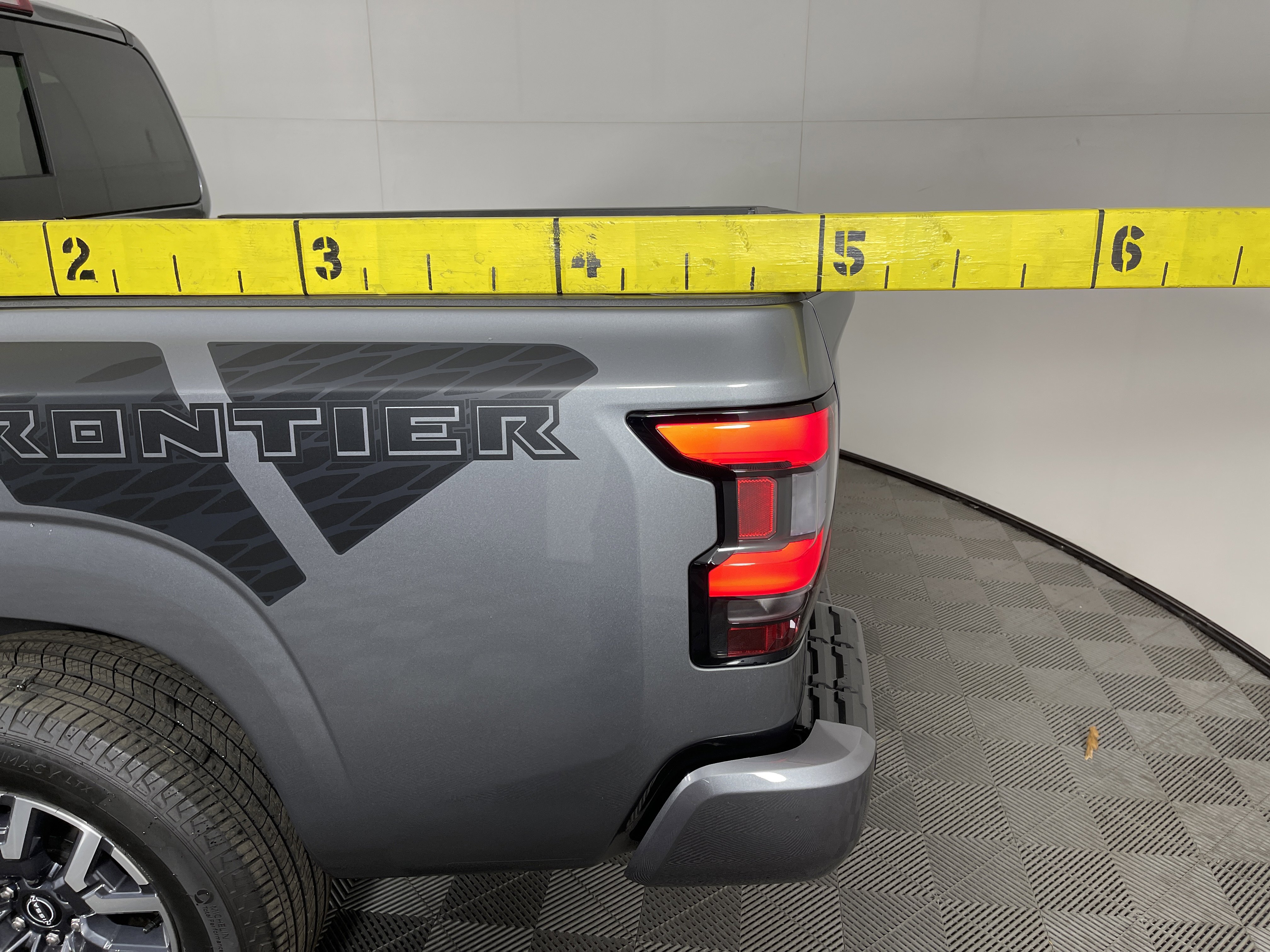 Used 2025 Nissan Frontier SL w/ Graphics Package image 10