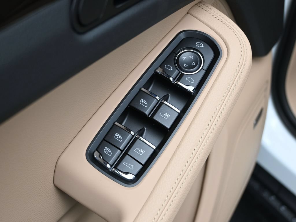 Certified 2026 Porsche Macan AWD/4WD image 9