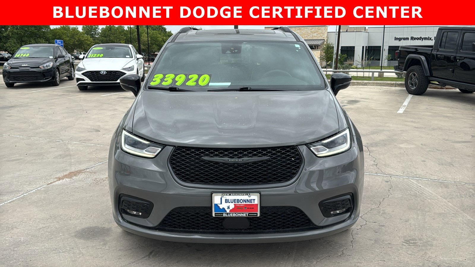 Used 2025 Chrysler Pacifica Limited image 2