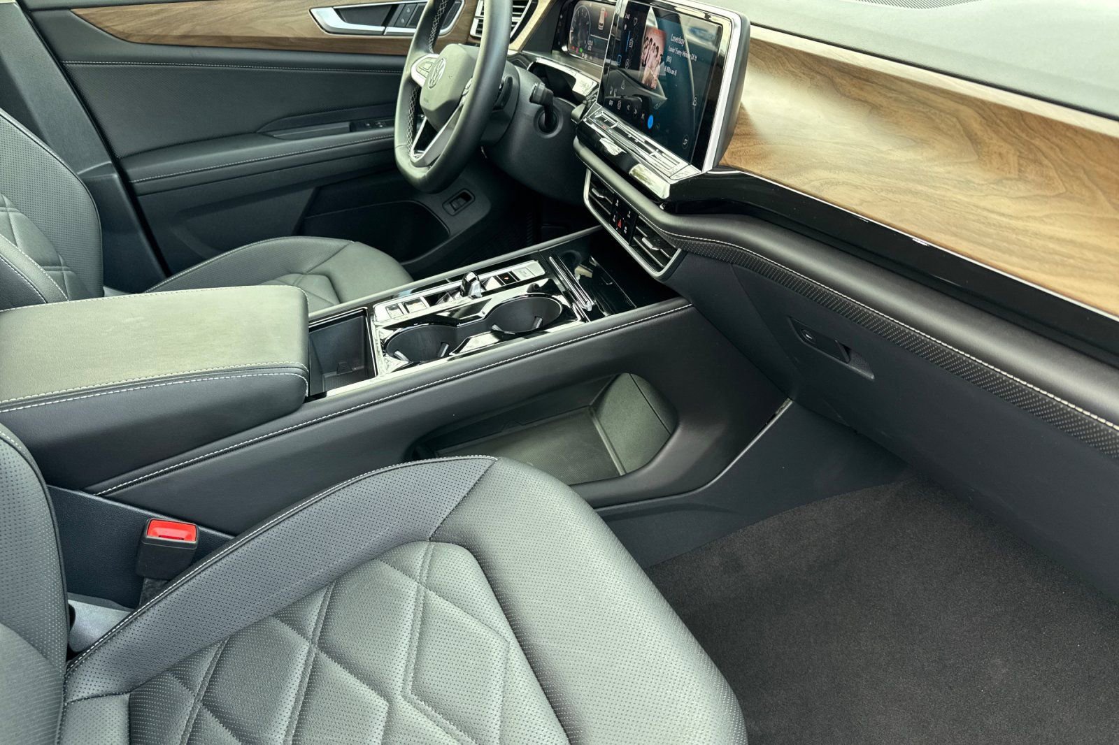 Used 2025 Volkswagen Atlas SE image 18