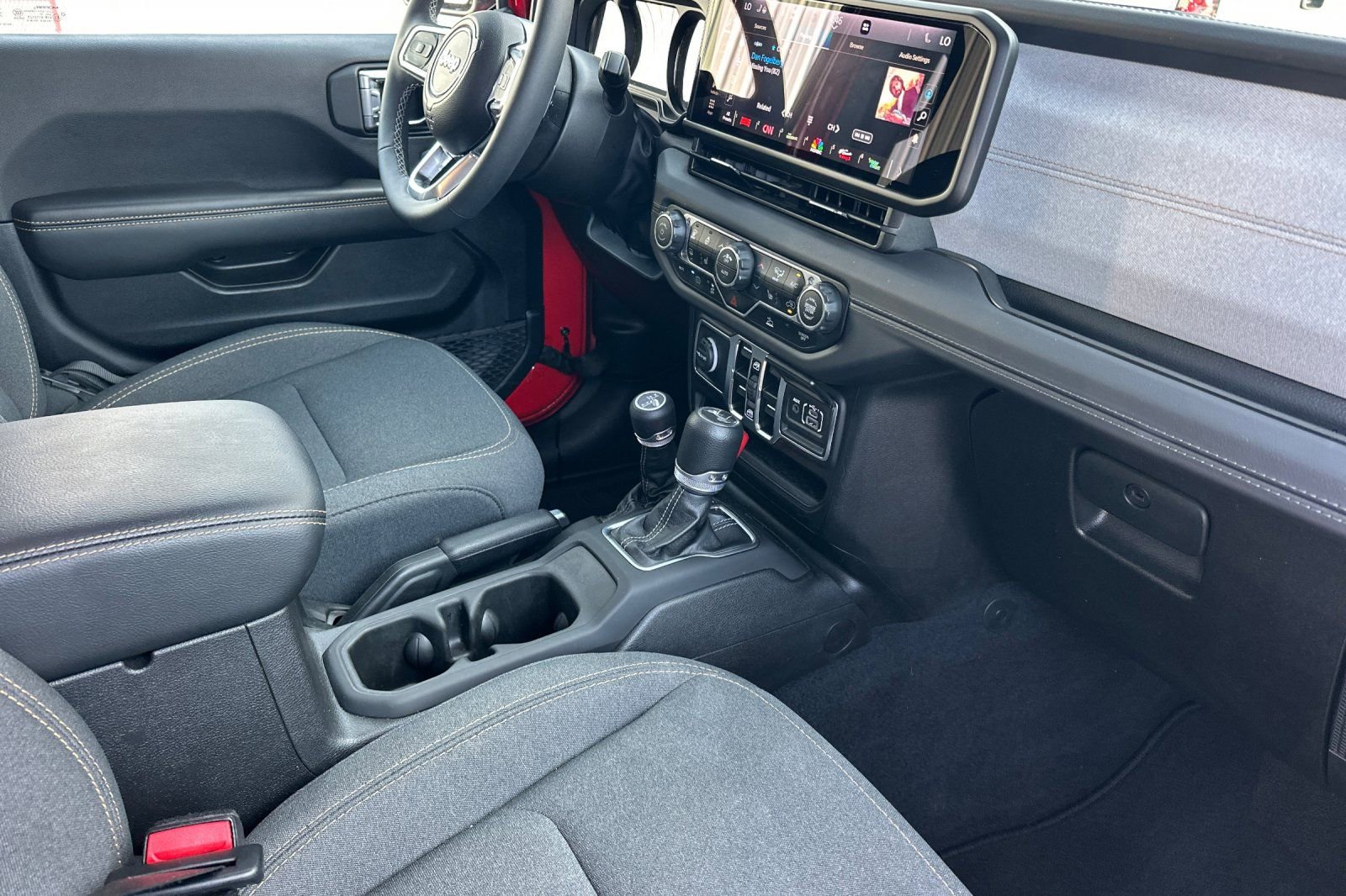 Used 2025 Jeep Wrangler Unlimited Sahara image 16