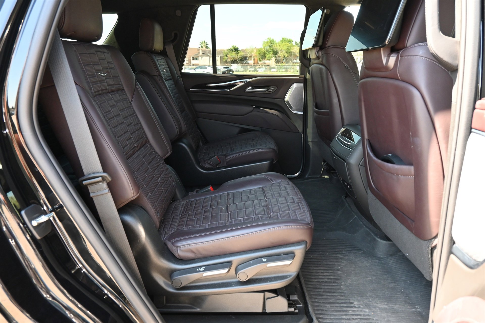 Used 2023 Cadillac Escalade Sport Platinum w/ LPO, ONYX Package image 23
