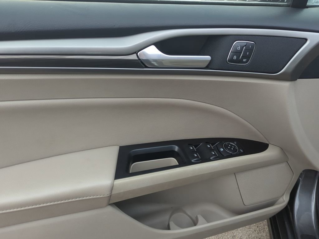 Used 2017 Ford Fusion SE image 9