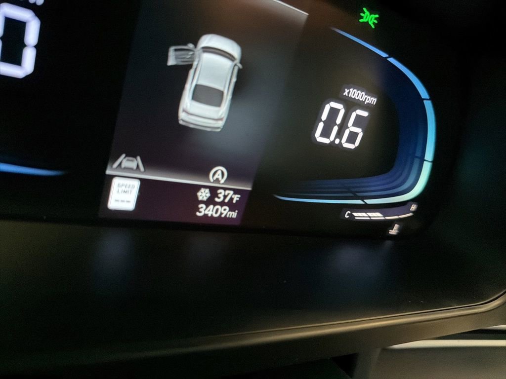 Used 2025 Hyundai Elantra SE image 3