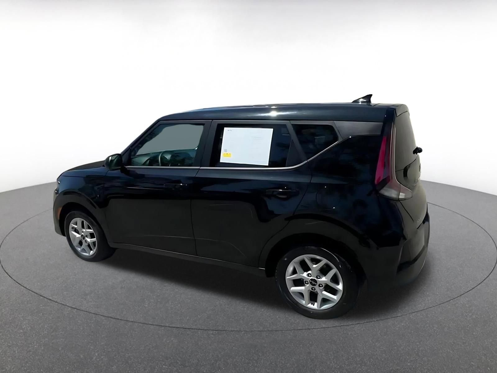 Used 2025 Kia Soul LX w/ LX Technology Package FWD image 10