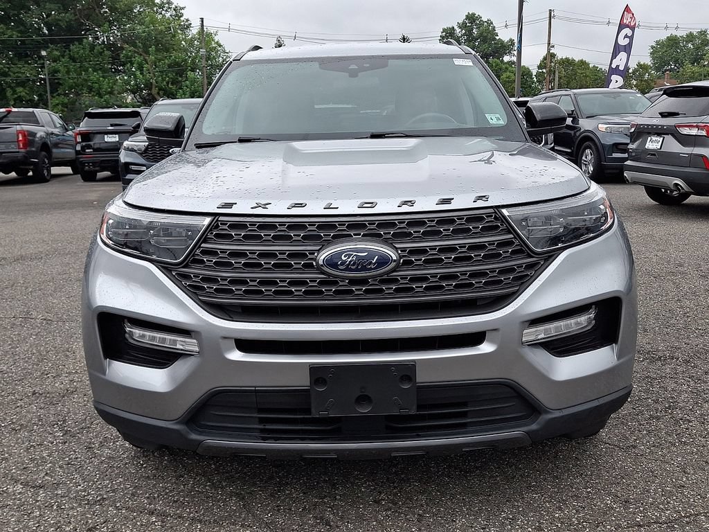 Used 2022 Ford Explorer XLT w/ Equipment Group 202A AWD/4WD image 2