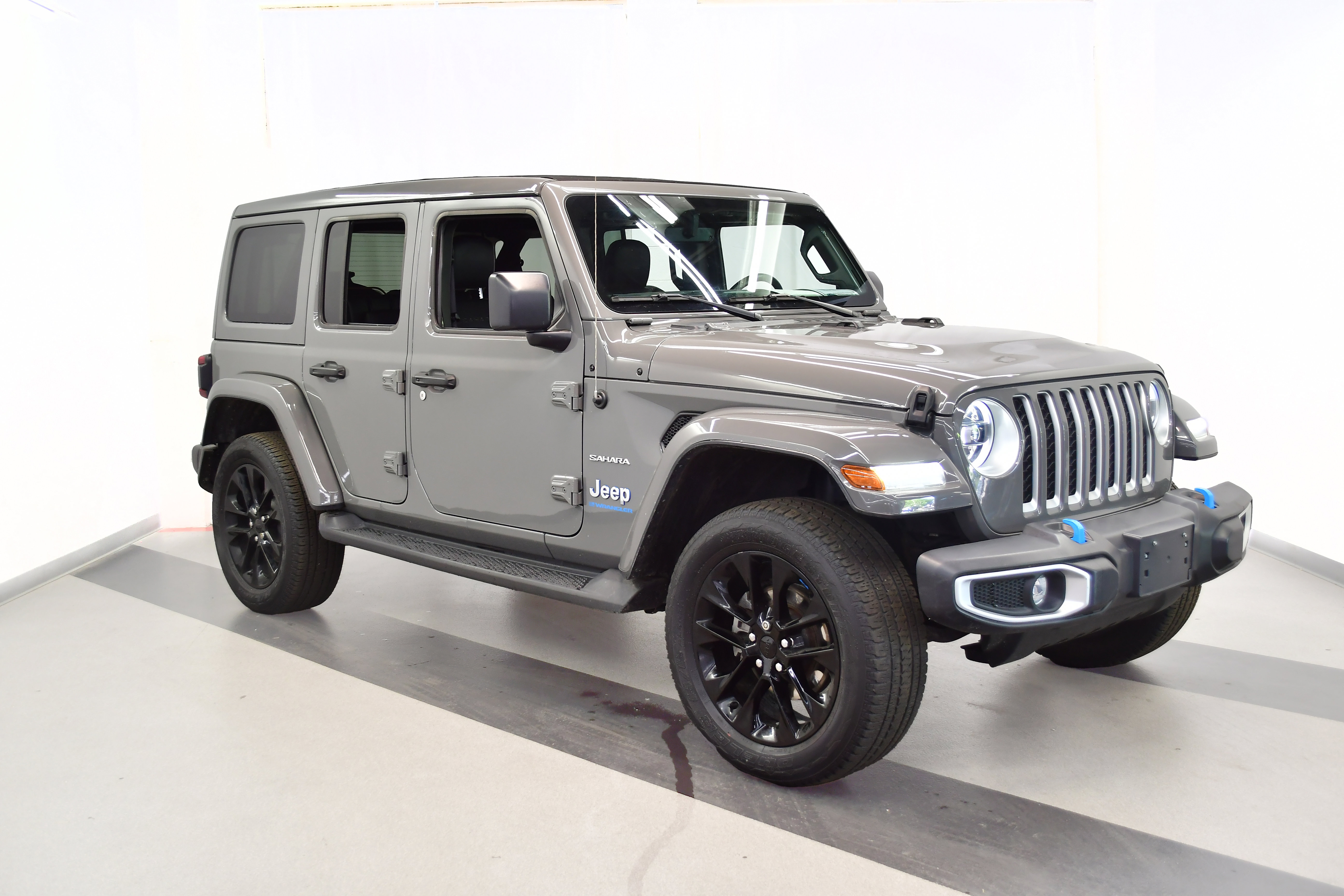 Used 2023 Jeep Wrangler Unlimited Sahara w/ Cold Weather Group AWD/4WD image 2
