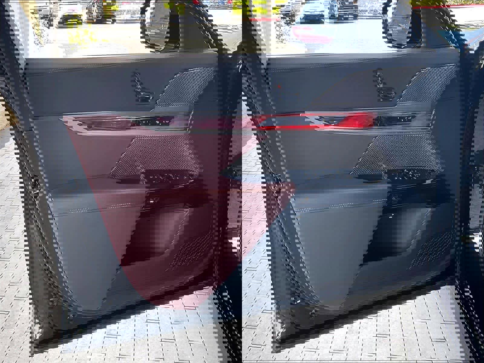 Used 2025 BMW 740i w/ Premium Package image 25