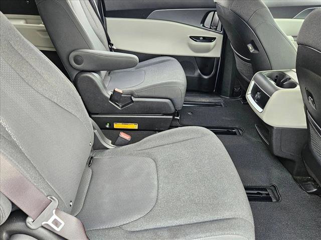Used 2022 Kia Carnival LX image 19