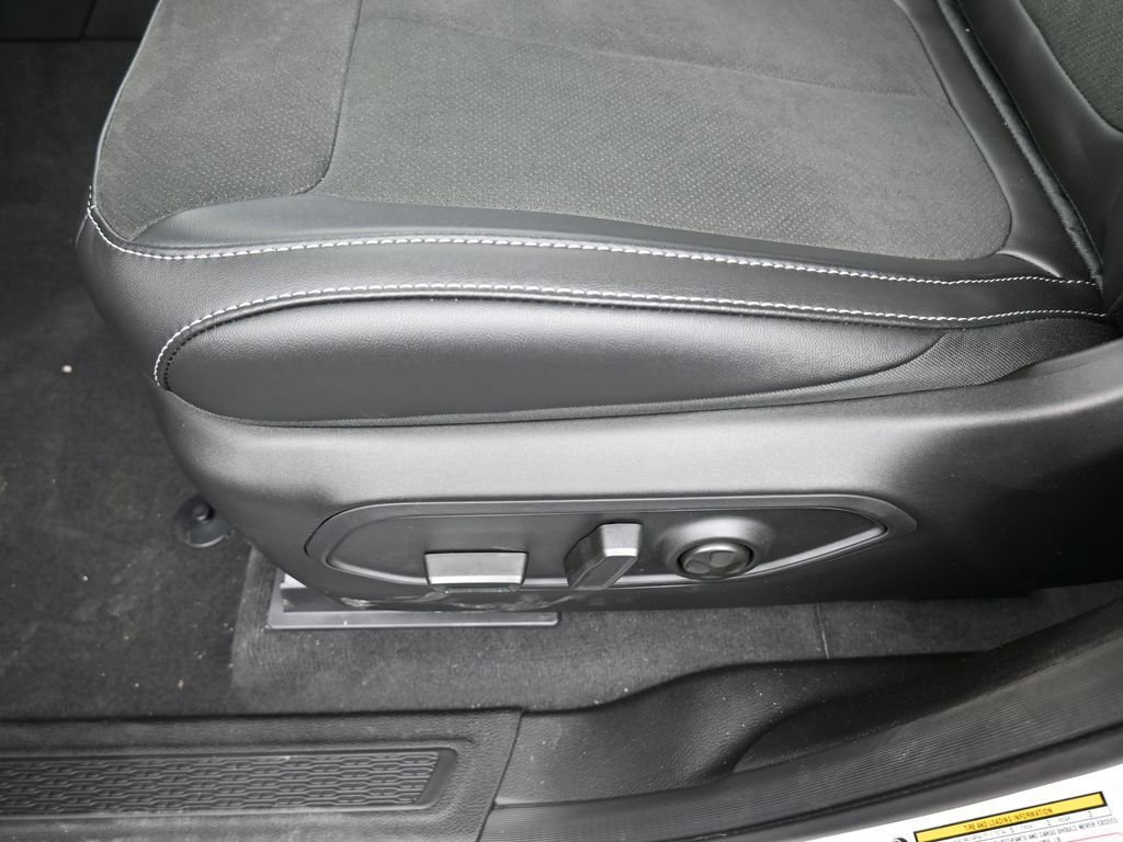 Used 2025 Jeep Grand Cherokee Altitude RWD image 16