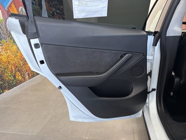 Used 2021 Tesla Model Y Long Range image 30