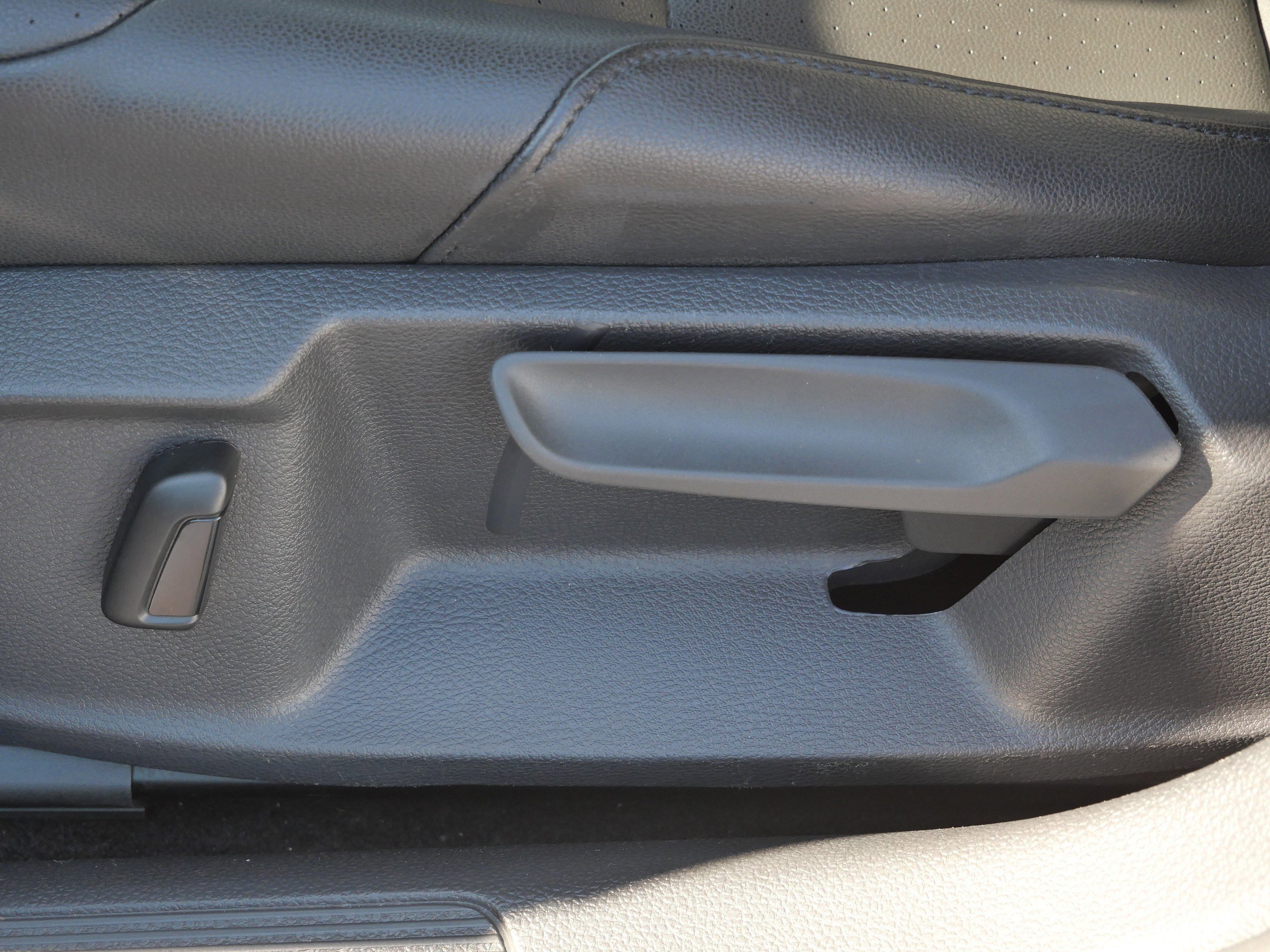 Used 2015 Volkswagen e-Golf SEL Premium image 21