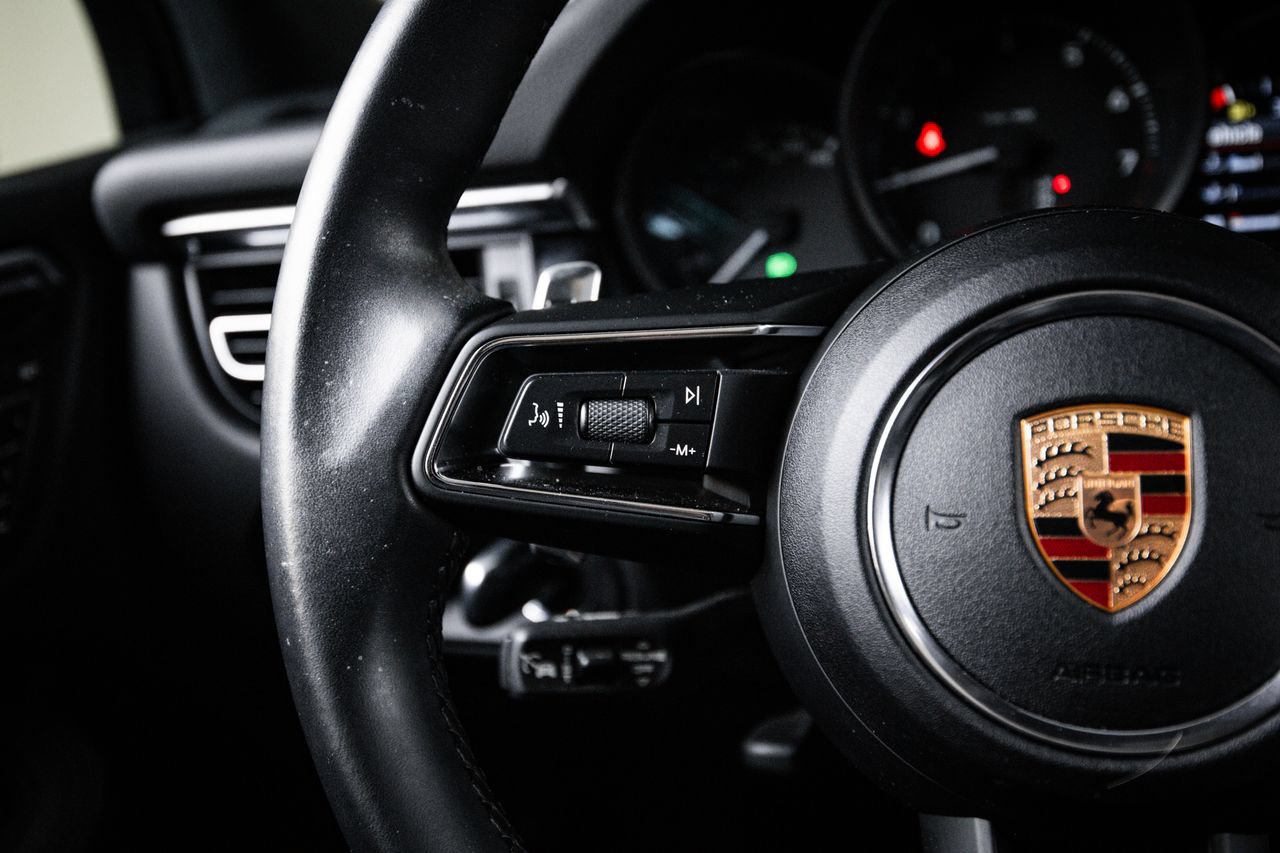 Certified 2024 Porsche Macan AWD/4WD image 16