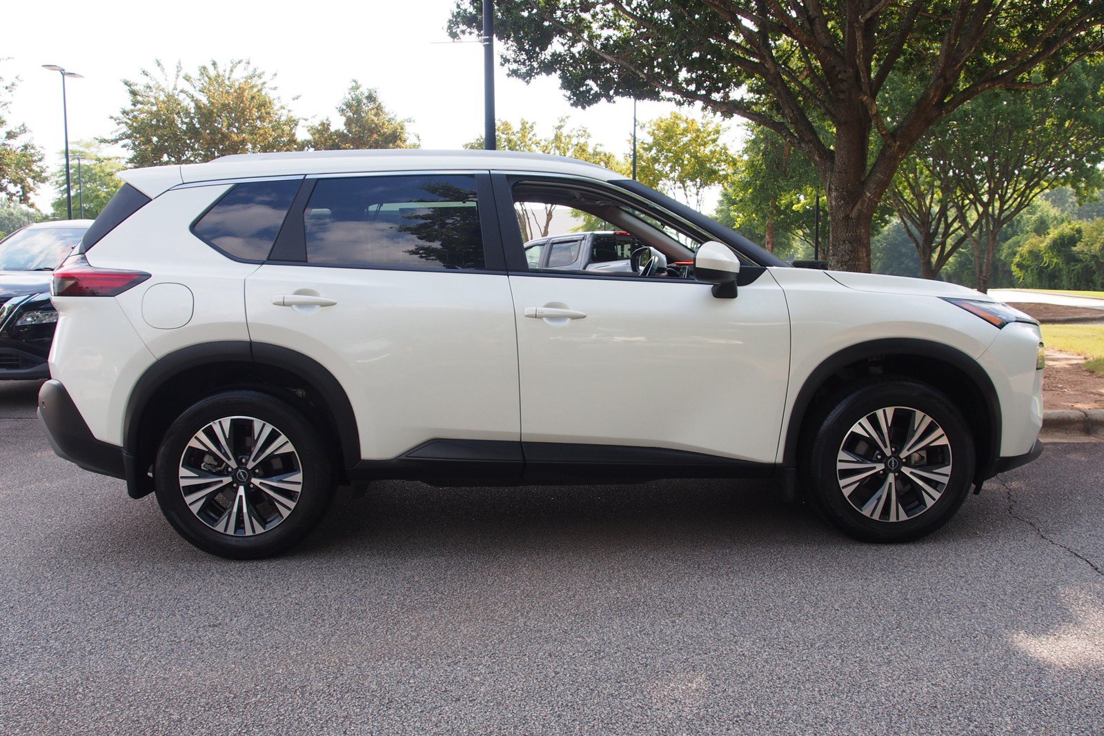 Used 2023 Nissan Rogue SV w/ SV Premium B Package FWD image 8
