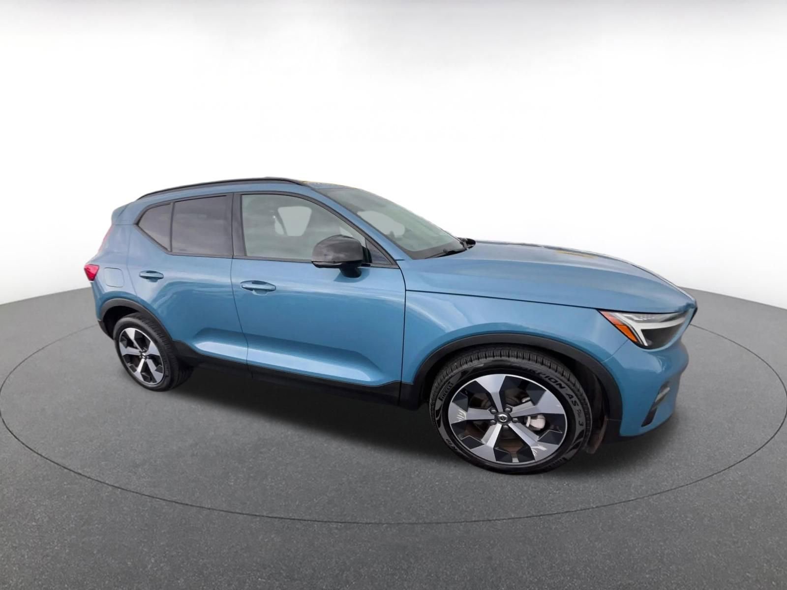 Used 2024 Volvo XC40 B5 Core AWD/4WD image 2