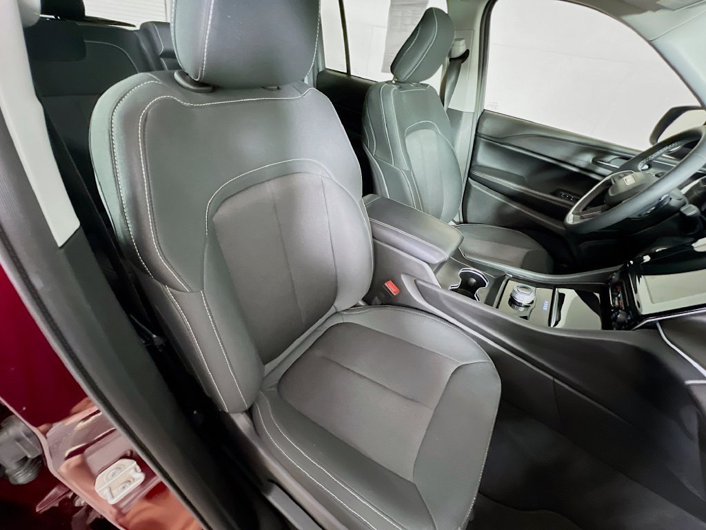 Used 2024 Jeep Grand Cherokee Laredo X AWD/4WD image 27