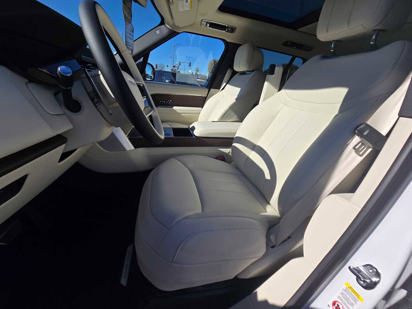 New 2025 Land Rover Range Rover SE image 27