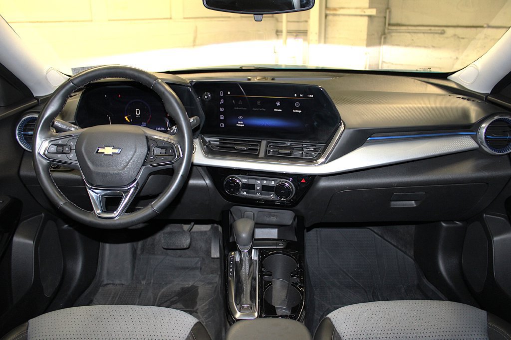 Used 2025 Chevrolet Trax LT w/ LT Convenience Package FWD image 9