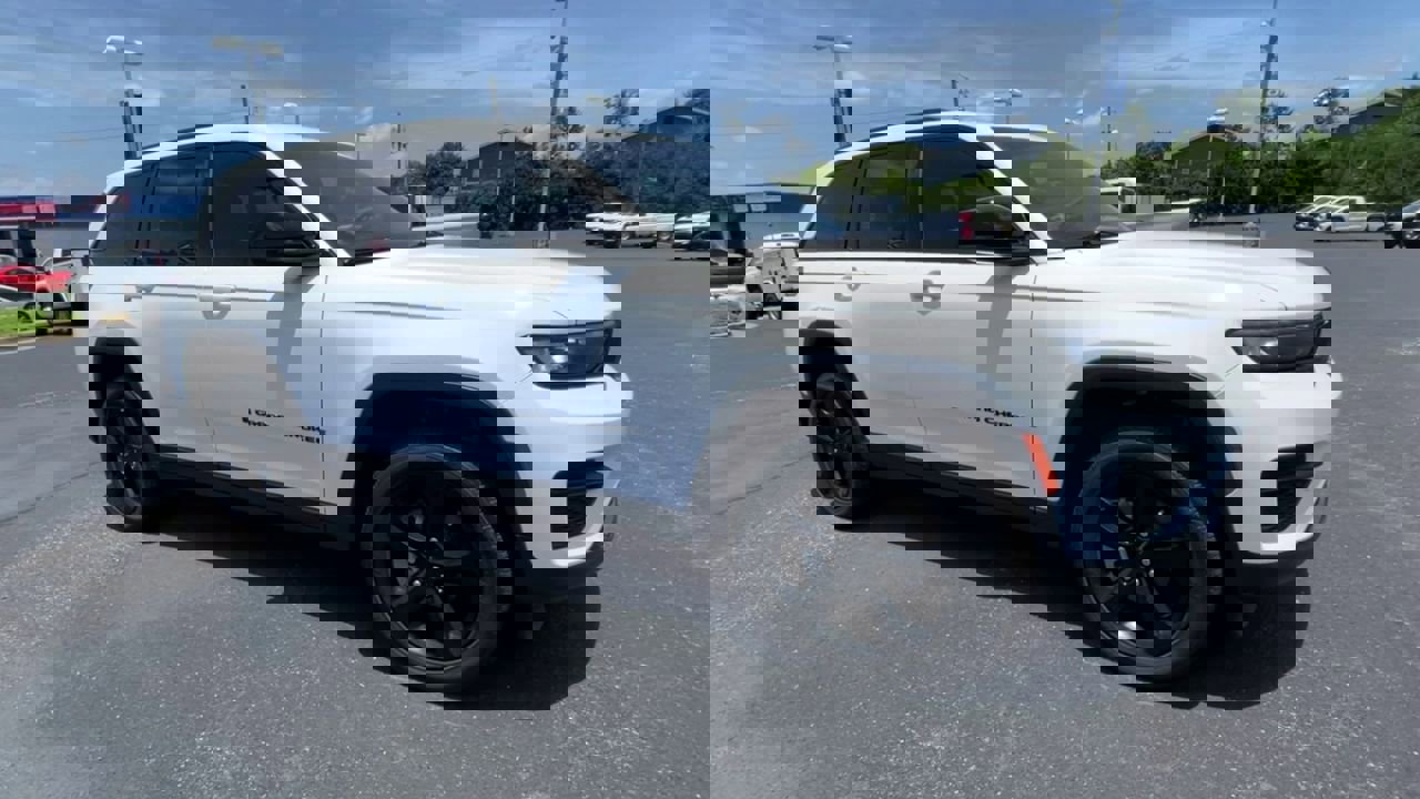 Used 2023 Jeep Grand Cherokee Altitude image 2