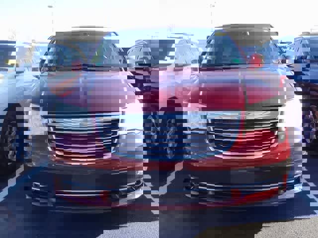 Used 2013 Chrysler Town & Country Touring image 2