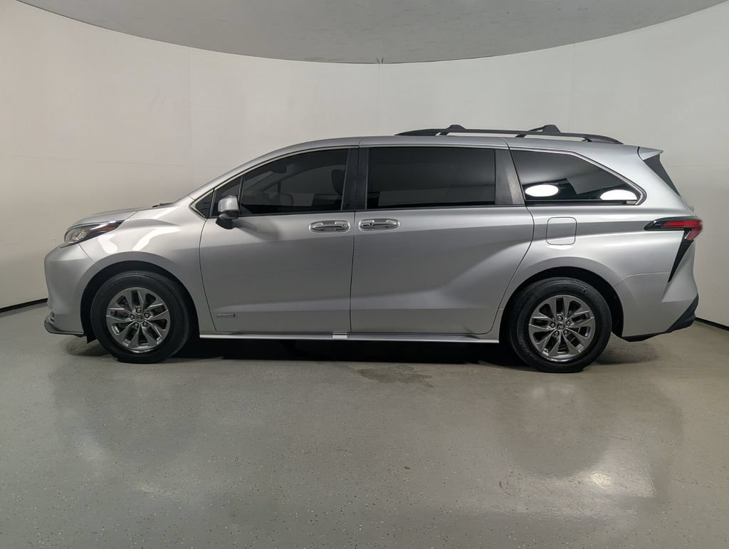 Used 2021 Toyota Sienna XLE FWD image 4