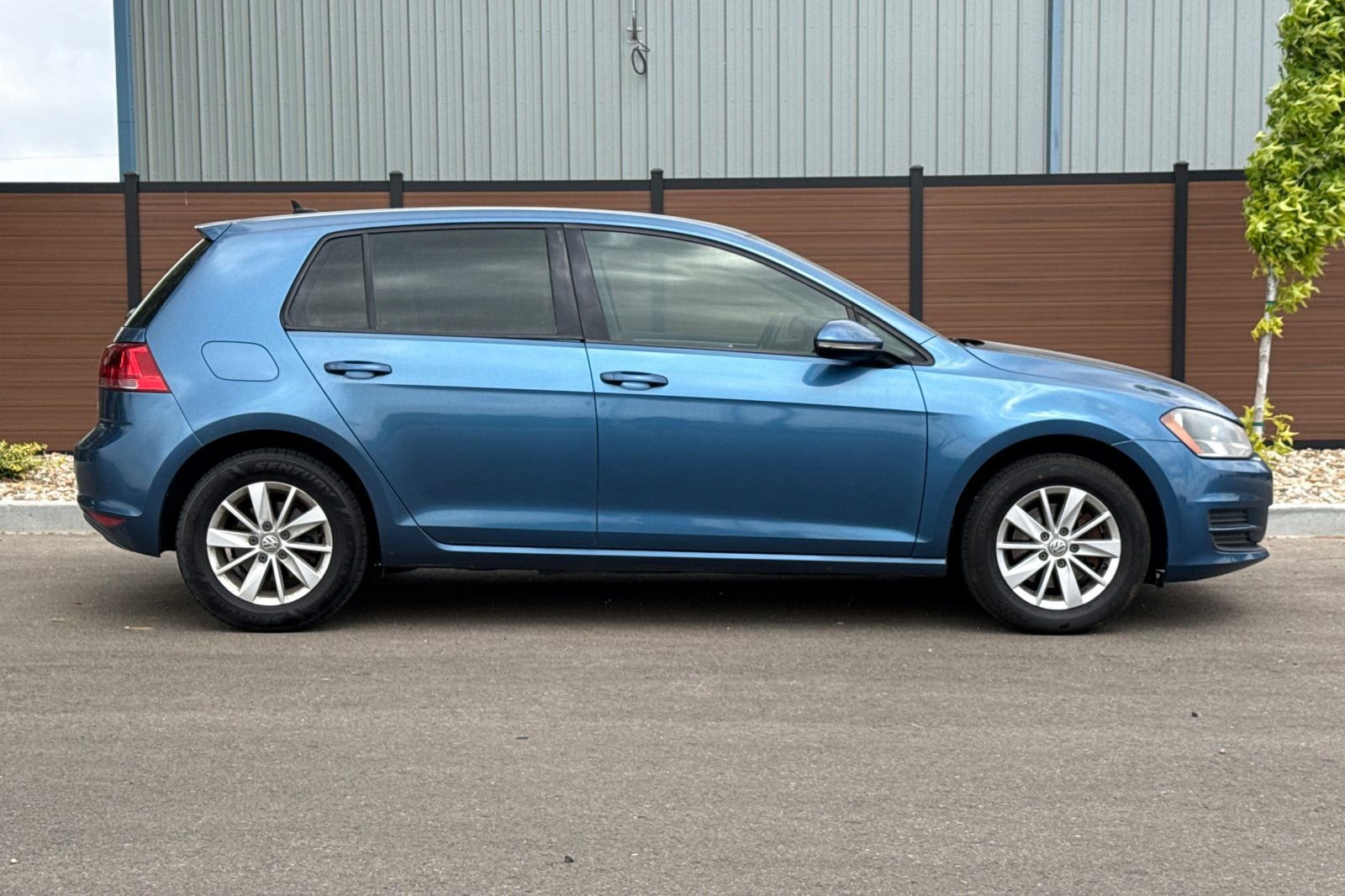 Used 2015 Volkswagen Golf S FWD image 3