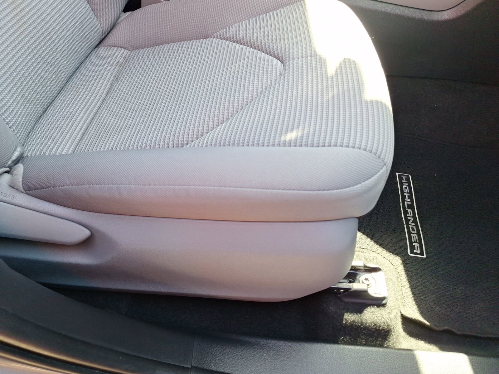 Used 2023 Toyota Highlander LE FWD image 33