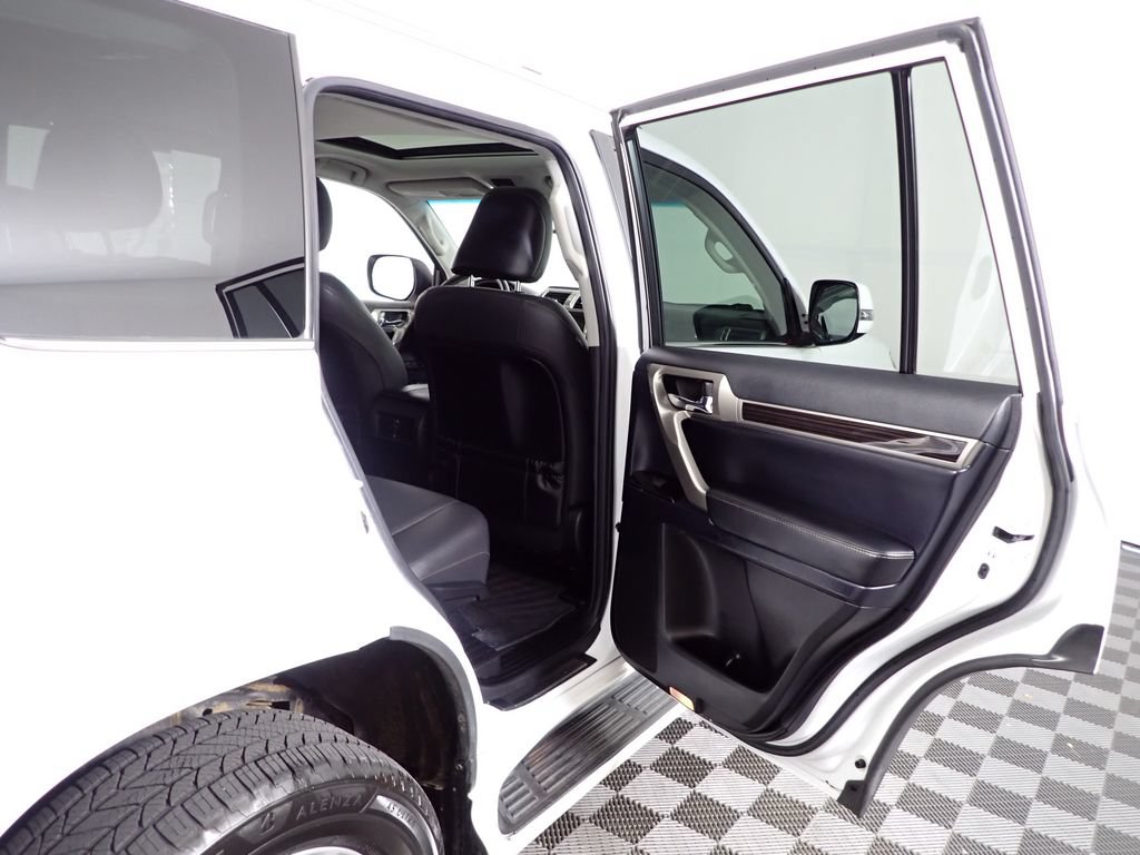 Used 2018 Lexus GX 460 w/ Preferred Accessory Package AWD/4WD image 37