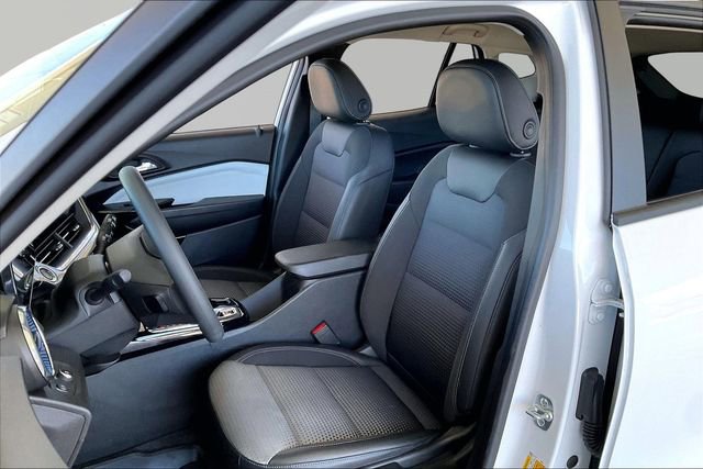 Used 2025 Chevrolet Trax LT FWD image 15