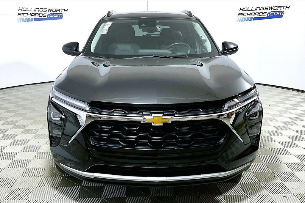 Used 2025 Chevrolet Trax LT w/ LT Convenience Package image 2