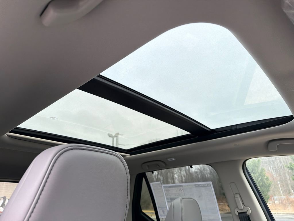 New 2025 Honda Pilot Touring image 13