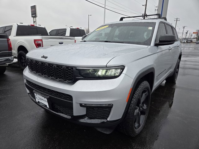 Used 2022 Jeep Grand Cherokee L Limited w/ Black Appearance Package image 3