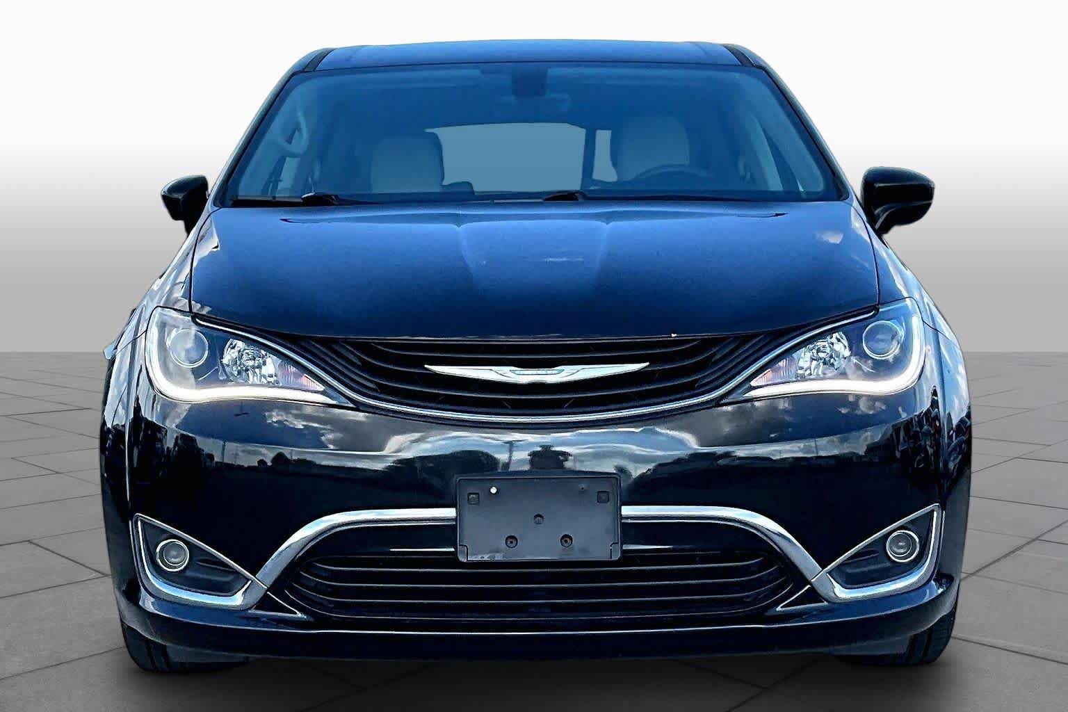 Used 2018 Chrysler Pacifica Touring Plus FWD image 4