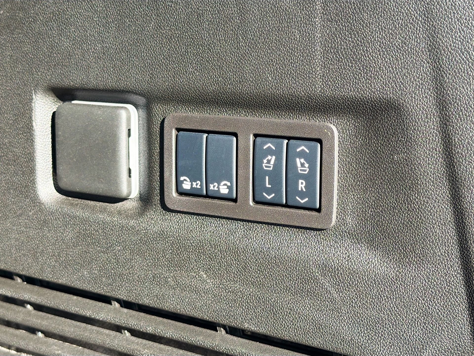 Used 2025 Chevrolet Suburban High Country image 14