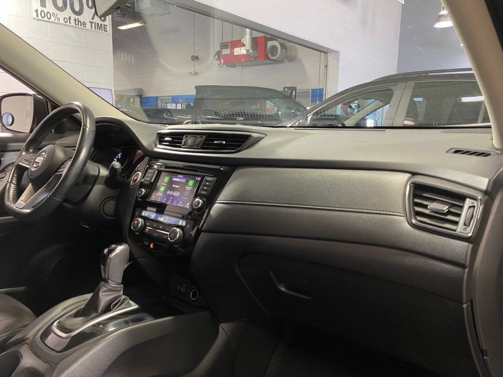 Used 2018 Nissan Rogue SV w/ Premium Package AWD/4WD image 32