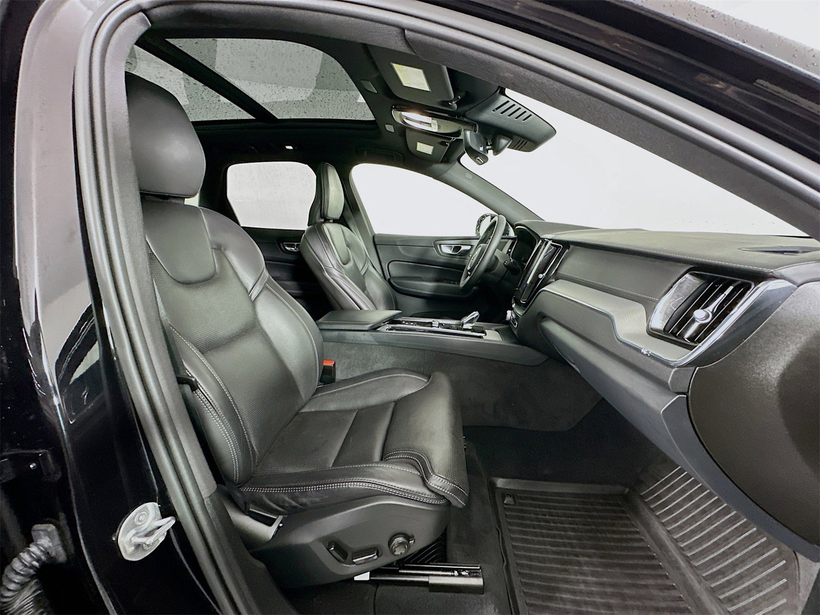 Used 2024 Volvo XC60 T8 Ultimate w/ Protection Package Premier image 30